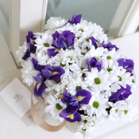 MF0635 - Сумка цвета слоновой кости с хризантемами и ирисами - фото moscowflorist.ru