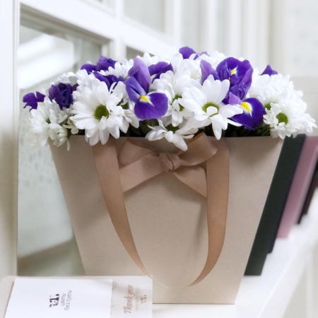 MF0635 - Сумка цвета слоновой кости с хризантемами и ирисами - фото moscowflorist.ru