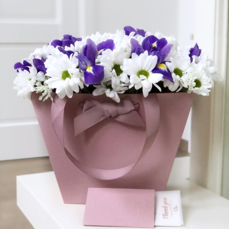 MF0636 - Ирисы и белые кустовые хризантемы в фирменной сумке - фото moscowflorist.ru