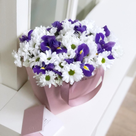 MF0636 - Ирисы и белые кустовые хризантемы в фирменной сумке - фото moscowflorist.ru