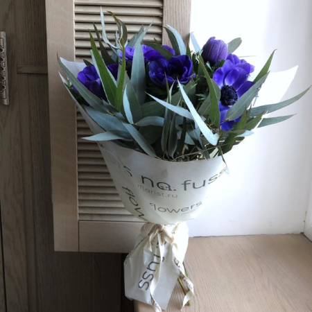 MF1072 - Букет с синими анемонами и зеленью - фото moscowflorist.ru