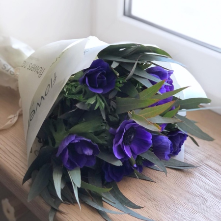 MF1072 - Букет с синими анемонами и зеленью - фото moscowflorist.ru