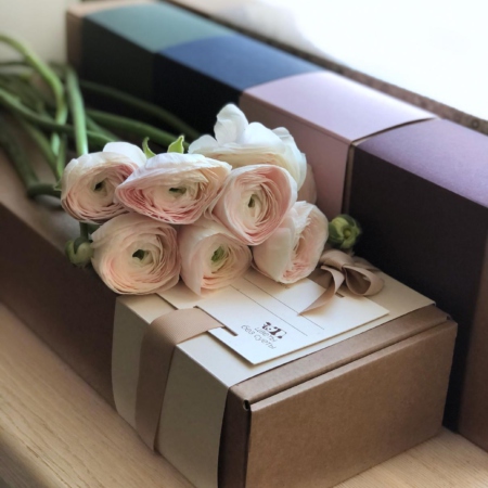 MF5546 - Фирменный футляр с 9 ранункулюсами - фото moscowflorist.ru