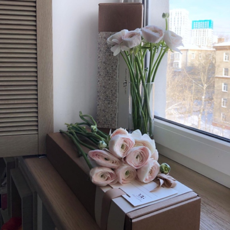 MF5546 - Фирменный футляр с 9 ранункулюсами - фото moscowflorist.ru