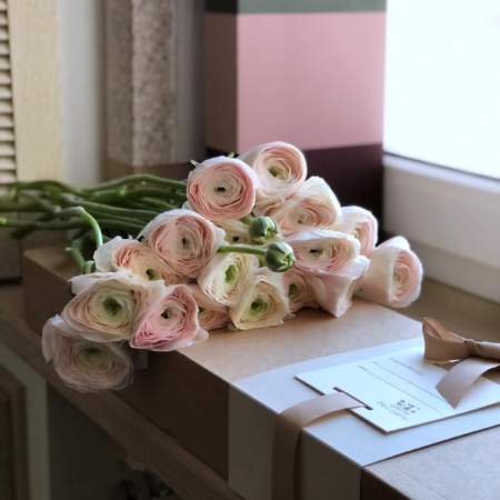 MF5547 - 19 ранункулюсов Ханой в фирменном футляре - фото moscowflorist.ru