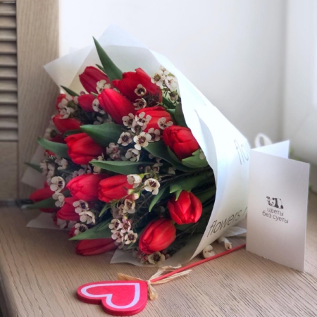 MF1075 - Яркий букет из красных тюльпанов и ваксфлауэра - фото moscowflorist.ru