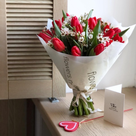 MF1075 - Яркий букет из красных тюльпанов и ваксфлауэра - фото moscowflorist.ru