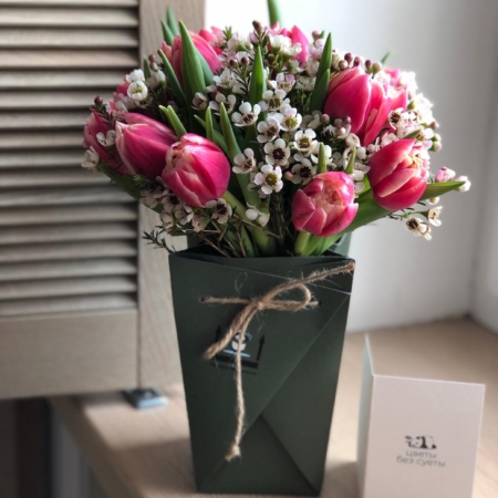 MF1077 - Букет из розовых пионовидных тюльпанов и ваксфлауэра - фото moscowflorist.ru