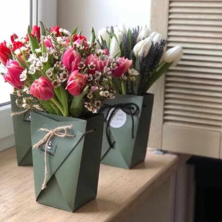 MF1077 - Букет из розовых пионовидных тюльпанов и ваксфлауэра - фото moscowflorist.ru