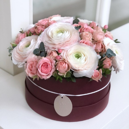 MF0832 - Бордовая шляпная коробка с ранункулюсами - фото moscowflorist.ru