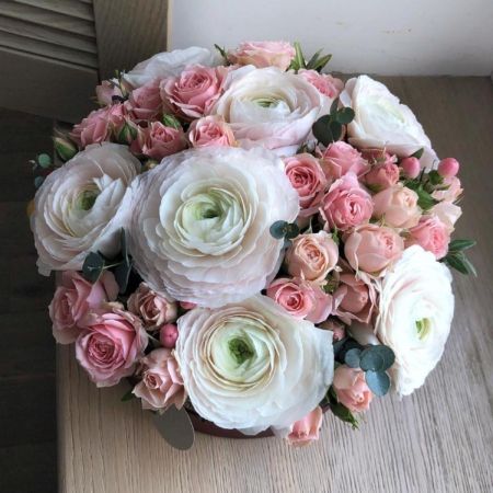 MF0832 - Бордовая шляпная коробка с ранункулюсами - фото moscowflorist.ru