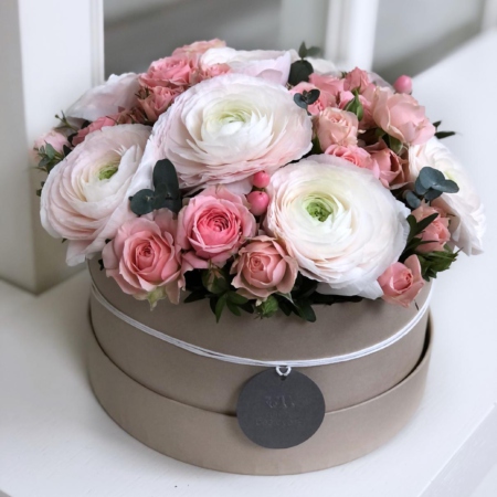 MF0833 - Круглая коробка с ранункулюсами и розами - фото moscowflorist.ru