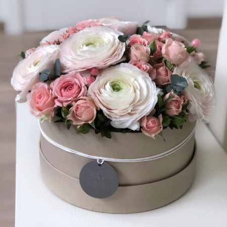 MF0833 - Круглая коробка с ранункулюсами и розами - фото moscowflorist.ru
