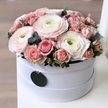 MF0834 - Белая шляпная коробка с розами и ранункулюсами - фото moscowflorist.ru