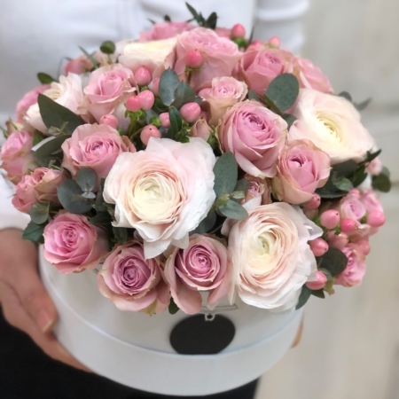 MF0834 - Белая шляпная коробка с розами и ранункулюсами - фото moscowflorist.ru