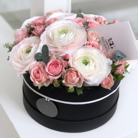 MF0835 - Черная шляпная коробка с весенними ранункулюсами - фото moscowflorist.ru
