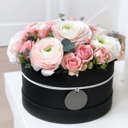 MF0835 - Черная шляпная коробка с весенними ранункулюсами - фото moscowflorist.ru