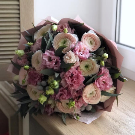 MF1082 - Пышный нежный красивый букет с ранункулюсами - фото moscowflorist.ru