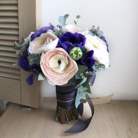 MF2024 - Букет невесты с весенними ранункулюсами и анемонами - фото moscowflorist.ru