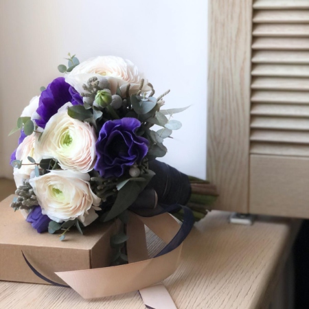 MF2024 - Букет невесты с весенними ранункулюсами и анемонами - фото moscowflorist.ru