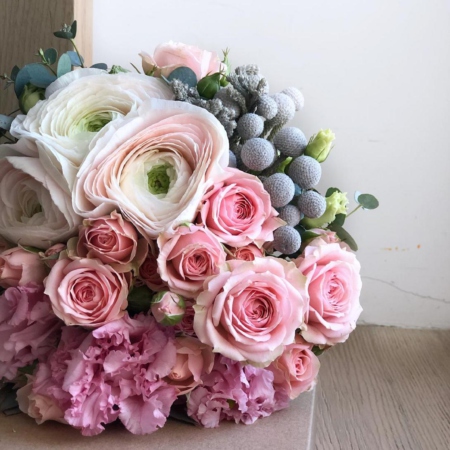 MF2025 - Нежный группированный букет невесты с ранункулюсами - фото moscowflorist.ru