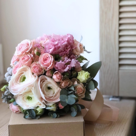 MF2025 - Нежный группированный букет невесты с ранункулюсами - фото moscowflorist.ru