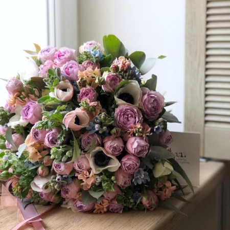 MF1044 - Кружевной букет с пионовидной розой и анемонами - фото moscowflorist.ru