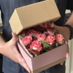 MF5033 - Роза с румянцем в фирменном кубике фото №4 - moscowflorist.ru