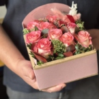 MF5033 - Роза с румянцем в фирменном кубике фото №3 - moscowflorist.ru