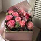 MF5033 - Роза с румянцем в фирменном кубике фото №5 - moscowflorist.ru