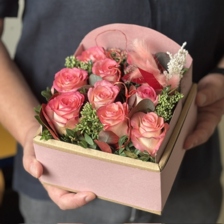 MF5033 - Роза с румянцем в фирменном кубике - фото moscowflorist.ru
