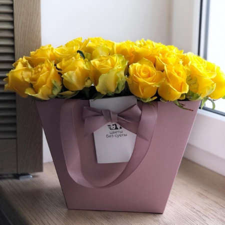 MF0715 - Желтые классические розы в розовой сумке-коробке - фото moscowflorist.ru