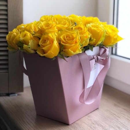 MF0715 - Желтые классические розы в розовой сумке-коробке - фото moscowflorist.ru