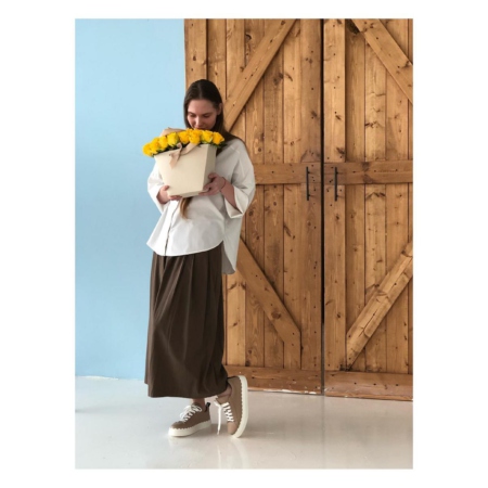 MF0717 - Кремовая фирменная сумка с желтыми розами - фото moscowflorist.ru