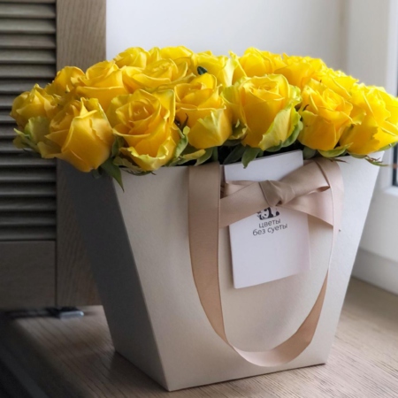 MF0717 - Кремовая фирменная сумка с желтыми розами - фото moscowflorist.ru