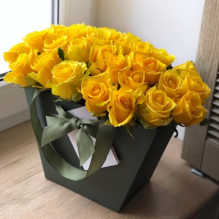 MF0718 - Зеленая цветочная сумка с желтыми розами - фото moscowflorist.ru