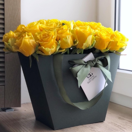 MF0718 - Зеленая цветочная сумка с желтыми розами - фото moscowflorist.ru