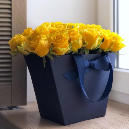 MF0719 - Синяя цветочная сумка с желтыми розами - фото moscowflorist.ru