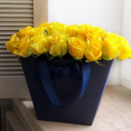 MF0719 - Синяя цветочная сумка с желтыми розами - фото moscowflorist.ru