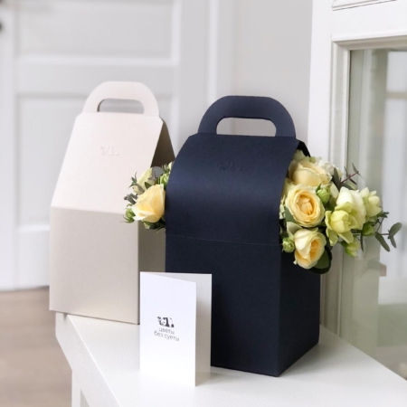 MF5838 - Цветочная коробка Take it easy с пионовидными розами - фото moscowflorist.ru