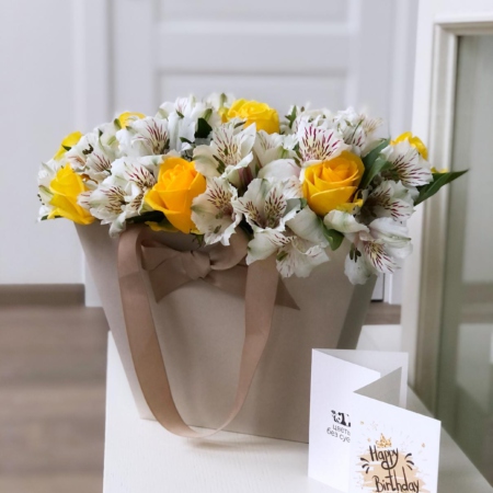 MF0651 - Фирменная кремовая сумка с розами и альстромерией - фото moscowflorist.ru