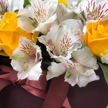 MF0653 - Бордовая фирменная сумка с желтыми розами и альстромерией - фото moscowflorist.ru