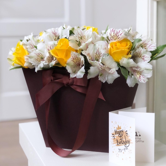MF0653 - Бордовая фирменная сумка с желтыми розами и альстромерией фото - moscowflorist.ru