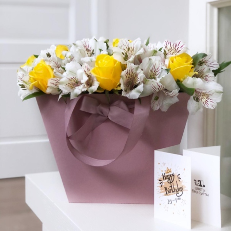 MF0654 - Розовая коробка-сумка с белой альстромерией и розами - фото moscowflorist.ru