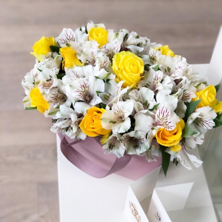 MF0654 - Розовая коробка-сумка с белой альстромерией и розами - фото moscowflorist.ru