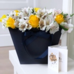 MF0655 - Синяя сумка-коробка с розами и альстромерией картинка №1 - moscowflorist.ru MF0655 - Синяя сумка-коробка с розами и альстромерией фото №1 - moscowflorist.ru