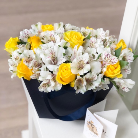 MF0655 - Синяя сумка-коробка с розами и альстромерией - фото moscowflorist.ru