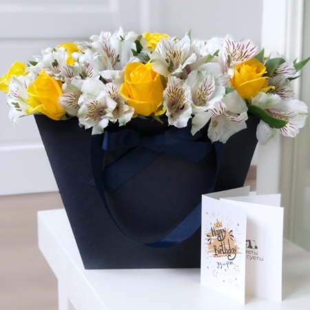 MF0655 - Синяя сумка-коробка с розами и альстромерией - фото moscowflorist.ru