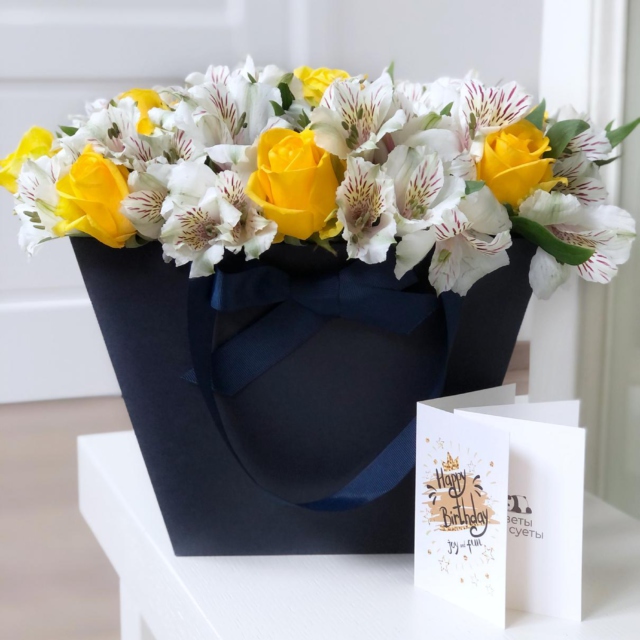 MF0655 - Синяя сумка-коробка с розами и альстромерией фото - moscowflorist.ru