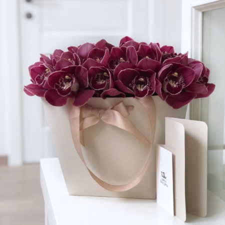 MF0658 - Темно-розовая орхидея в кремовой сумке-коробке - фото moscowflorist.ru